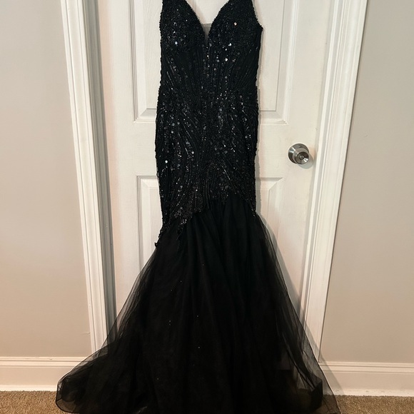 Dresses & Skirts - Elegant Black Sequin Gown